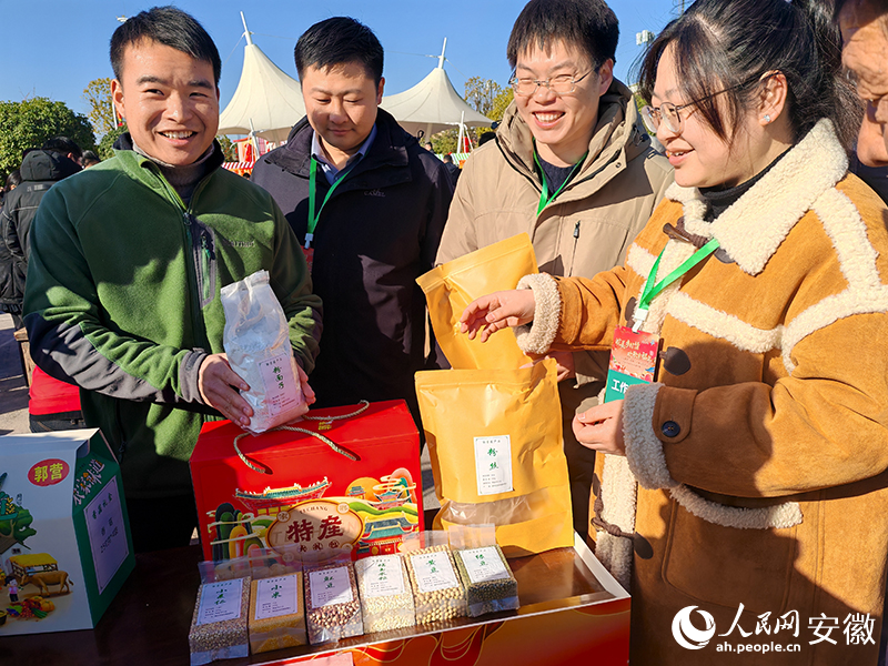 特色农凯发app官方网站的产品展示。人民网 丁纪摄.jpg